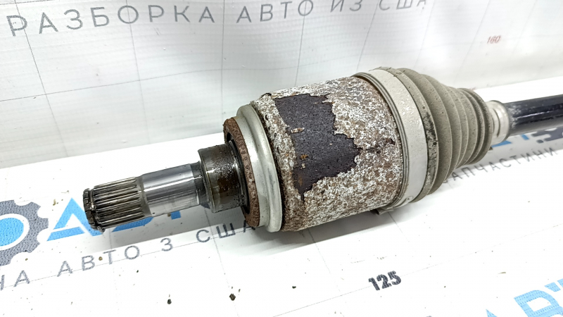 Близкий план правой задней полуоси Honda CR-V 20-22, заметен поверхностный износ.