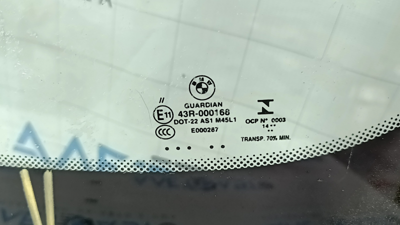 Крупный план маркировки лобового стекла BMW X3 F25, показан оригинальный номер.