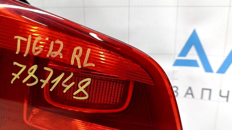 Фонарь внутренний крышка багажника левый VW Tiguan 12-18 рест, мусор под стеклом, треснут отражатель