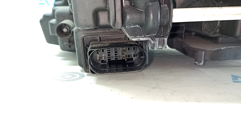 Фара передняя правая Mercedes W213 E 17-19 LED, без блока, сломан корпус, сломано крепление