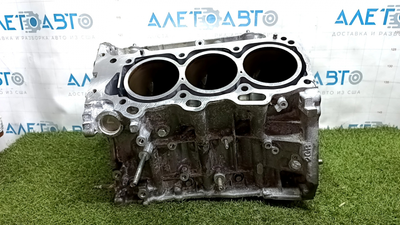 Блок цилиндров Toyota 2GR-FKS, вид с одной стороны, заметно состояние поверхности.