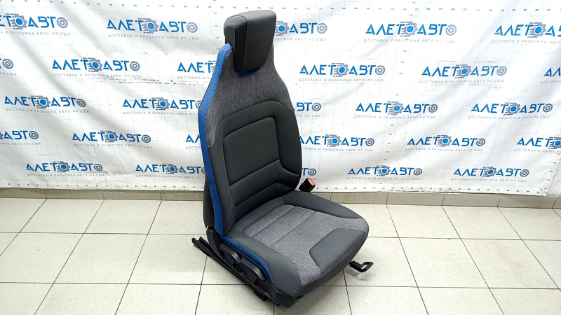 Пассажирское сиденье BMW i3 2014-2022 с серо-синим текстилем.