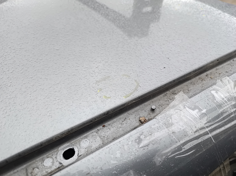 Деталь крыши BMW X3 F25, присутствуют незначительные повреждения и следы эксплуатации.