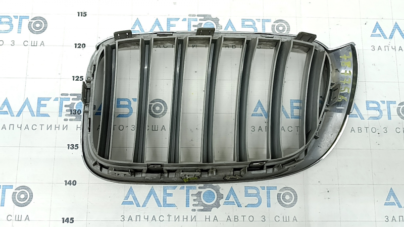 Решетка радиатора grill правая BMW X3 F25 15-17 ноздря, хром, песок, царапина