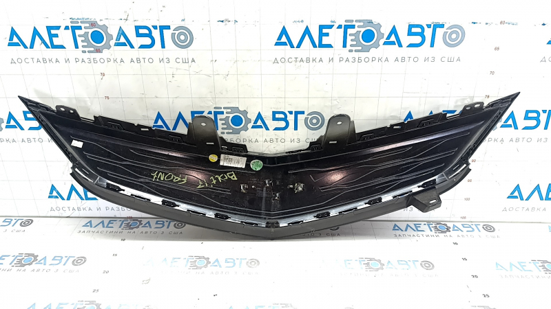 Решетка радиатора grill Chevrolet Bolt 17-18 с эмблемой, царапины, треснута