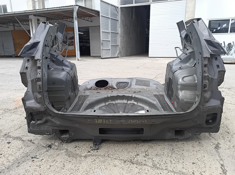 Задняя панель Jeep Compass 17-26 2 части, графит, на кузове, примята