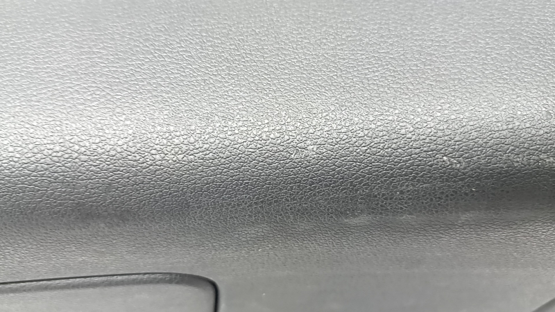 Близкий план на поверхность обшивки двери багажника Audi Q7, заметные потертости