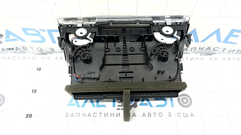 Дефлектор воздуховода торпеды центральный Audi Q7 4L 10-15 черный с хромом, вздулось покрытие, сломано крепление