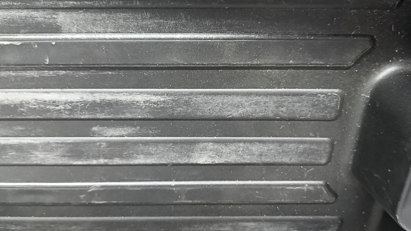 Поддон багажника Audi Q7 4L 10-15 потерт