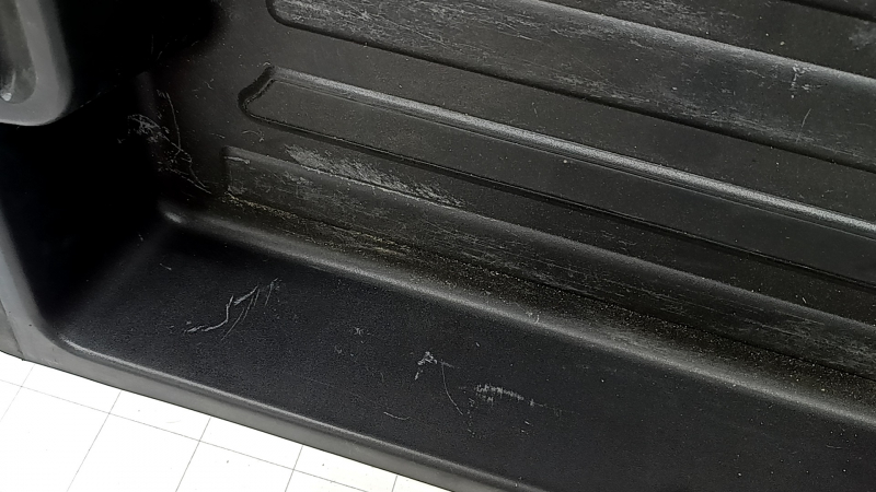 Поддон багажника Audi Q7 4L 10-15 потерт