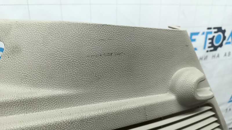Деталь обшивки арки задней правой Lincoln MKC с текстурными особенностями и потертостями на поверхности.