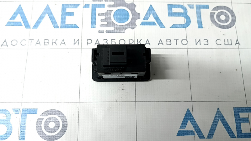 Кнопка закрытия двери багажника Audi Q7 4L 10-15