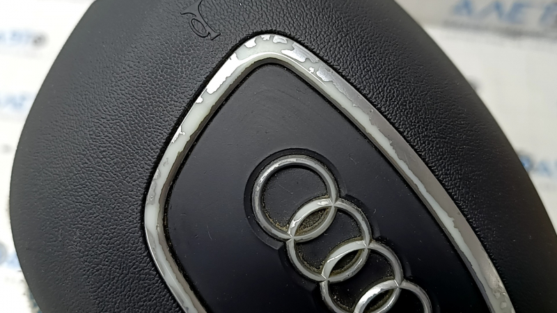 Деталь showing хромированную часть с царапинами, Audi Q7 2010-2015.