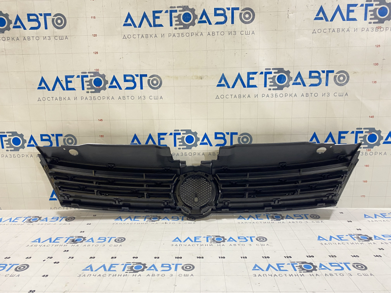 Решетка радиатора grill VW Jetta 11-14 USA без эмблемы