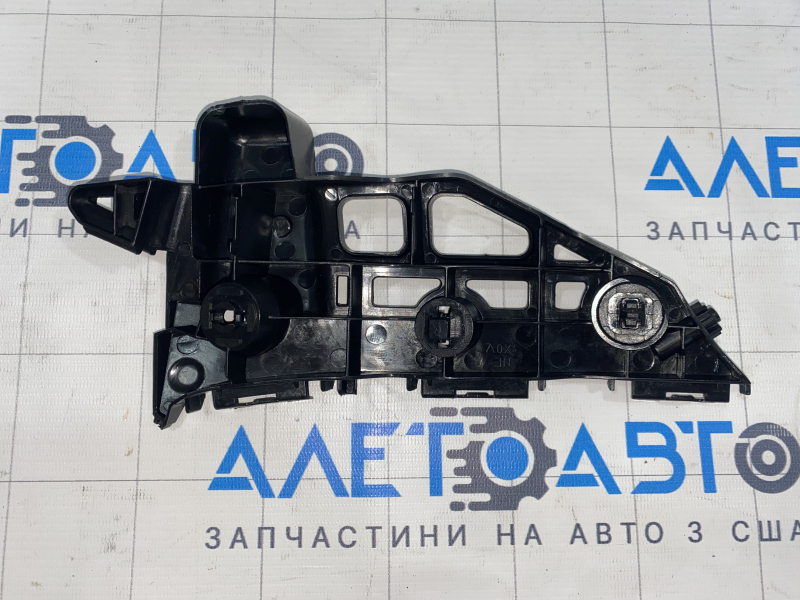 Крепление переднего бампера левое Toyota Prius V 12-17