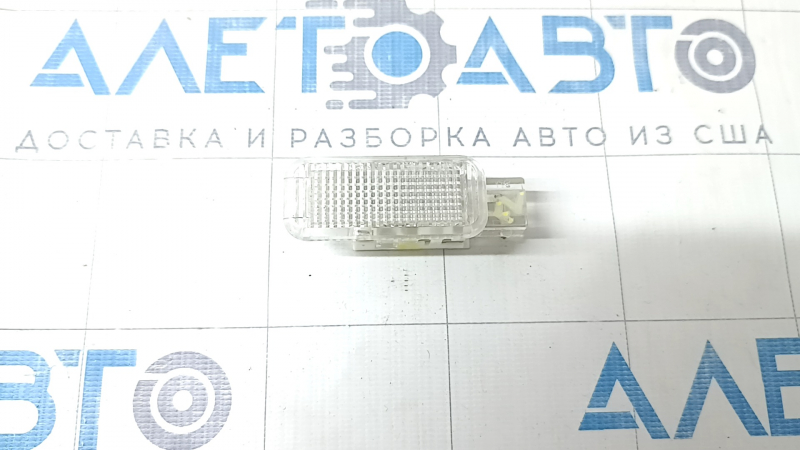 Плафон освещения обшивки двери карточки передней левой Audi Q7 4L 10-15 нижний, белый