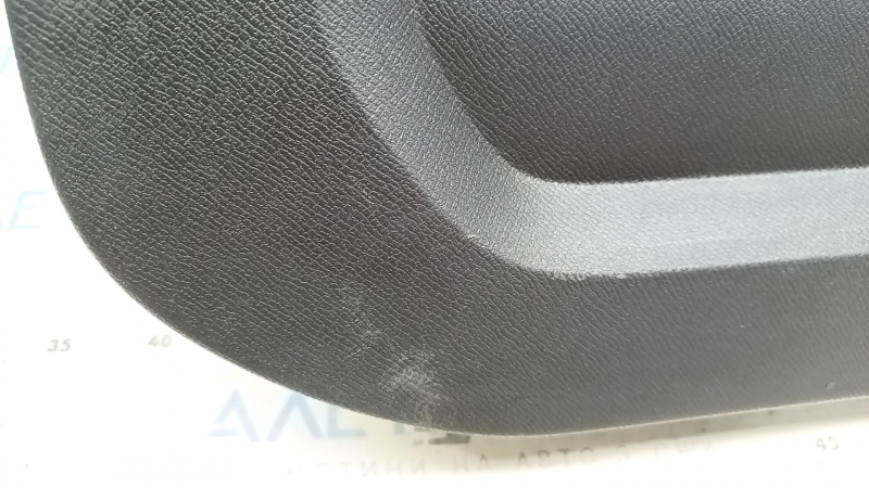 Ближний план царапины на обшивке двери багажника Volvo XC90, 2016-2026.