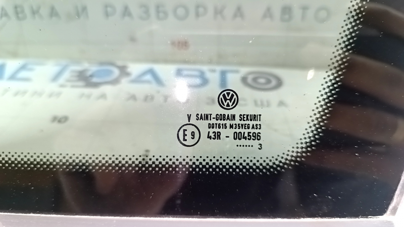 Стикер с маркировкой Volkswagen на стекле боковой форточки ID.4.