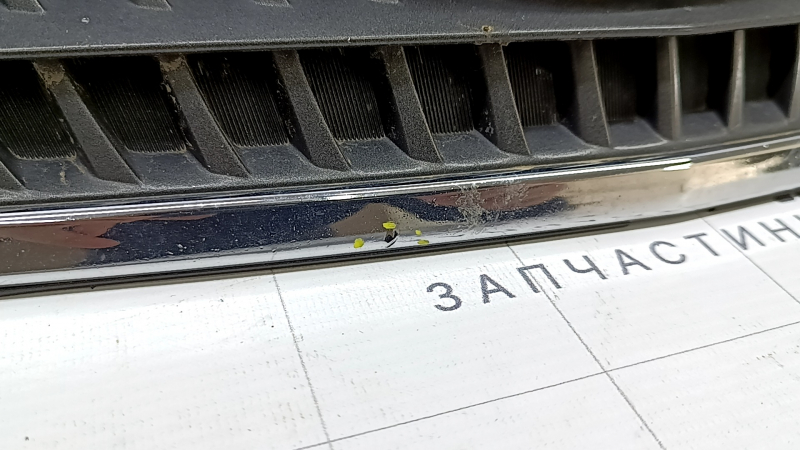 Решетка радиатора grill Lexus RX400h 06-08 с эмблемой, песок, сломано крепление