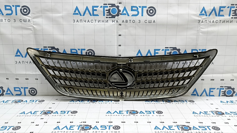 Решетка радиатора grill Lexus RX400h 06-08 с эмблемой, песок, сломано крепление