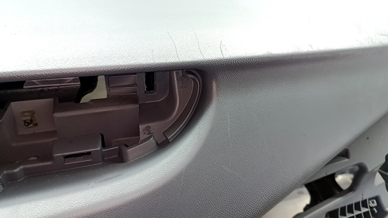 Торпедо передняя панель с AIRBAG Chevrolet Bolt 17-21 темно-серая, потертость, царапины