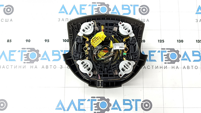 Вид задней стороны подушки безопасности airbag для Audi Q5, показаны соединения.