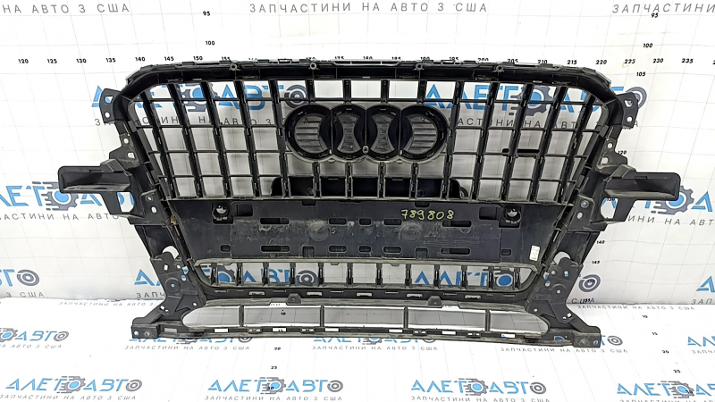 Решетка радиатора grill Audi Q5 8R 13-17 рест, под парктроники, глянец, хром, с эмблемой quattro, царапины, незаводские отверстия, песок