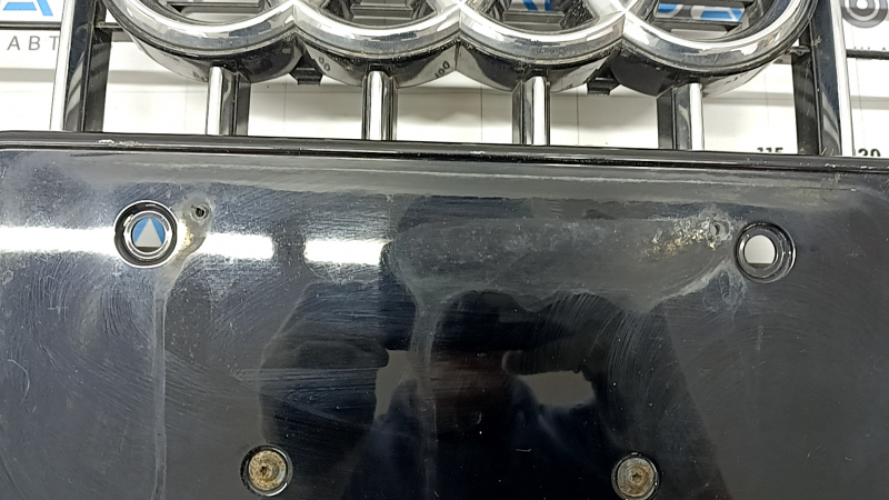 Решетка радиатора grill Audi Q5 8R 13-17 рест, под парктроники, глянец, хром, с эмблемой quattro, царапины, незаводские отверстия, песок