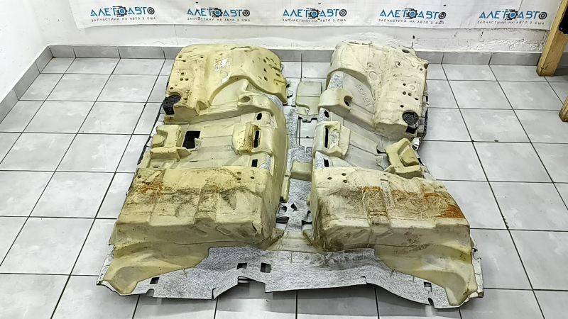 Коричневое покрытие пола Audi Q5 8R 09-17 с надрезами и загрязнениями, состояние Б/У.