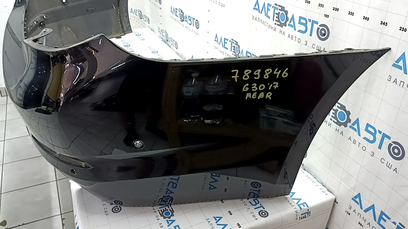 Бампер задний BMW 5 G30 17-20: сбоку хорошо видны вмятины и повреждённые крепления.