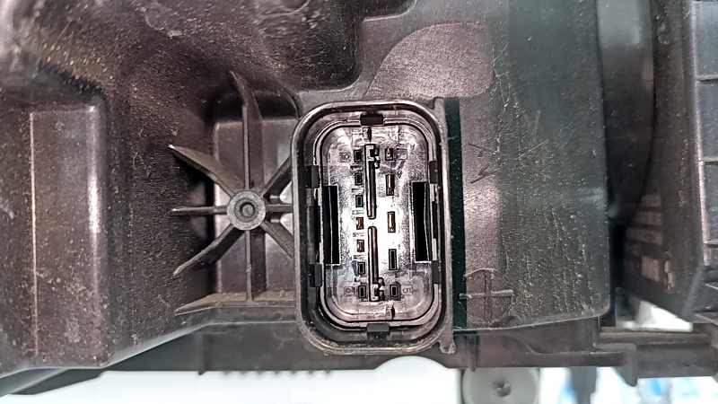 Фара передняя левая в сборе BMW 5 G30 17-20 LED Corona Rings S524A с креплением, паутинка, царапины