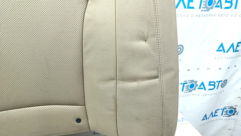 Детальный снимок заднего сиденья Hyundai Sonata, заметны примятости и потертости.