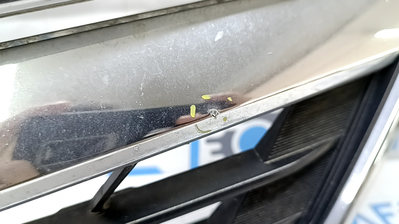 Решетка радиатора Toyota Camry с видимыми мелкими царапинами и потертостями.