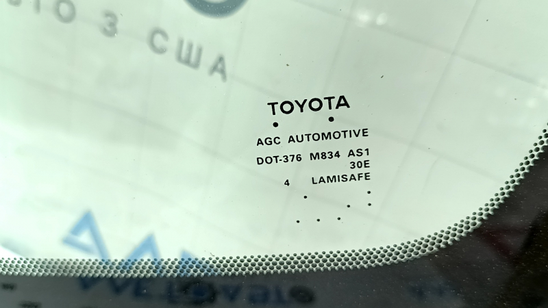 Брендирование Toyota на лобовом стекле; оригинал AGC Automotive. Compatibility с Camry.