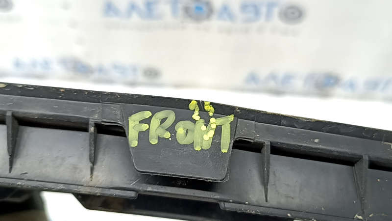 Крупный план метки "FRONT" на решетке бампера Toyota Camry