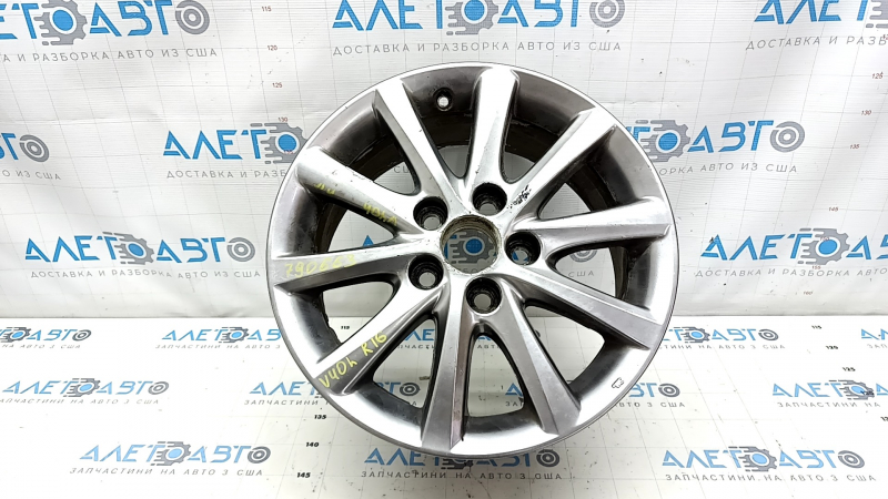 Крупный план диска с легкими повреждениями для Toyota Camry 2007-2011