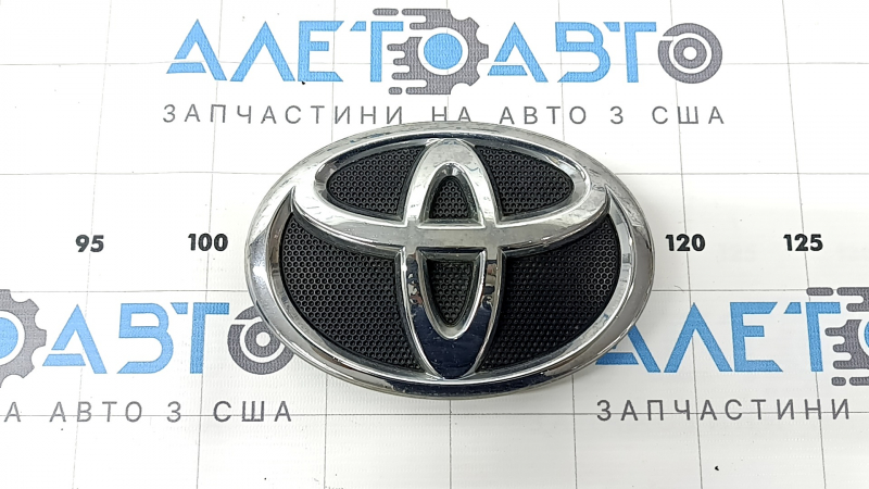 Эмблема решетки радиатора grill Toyota Camry v40 вздулся хром
