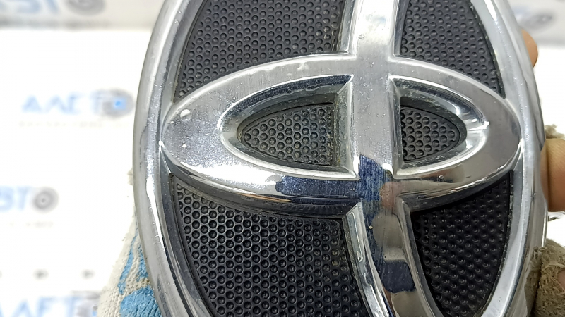 Эмблема решетки радиатора grill Toyota Camry v40 вздулся хром