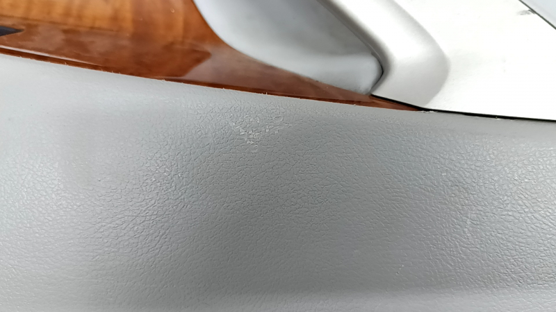 Обшивка двери карточка задняя правая Toyota Camry v40 серая, подлокотник серая кожа, вставка под дерево, побелел пластик, царапины, под чистку, потрескана кожа