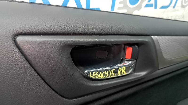 Картинка двери для Subaru Legacy, демонстрирующая ручку и детали управления в хорошем состоянии.