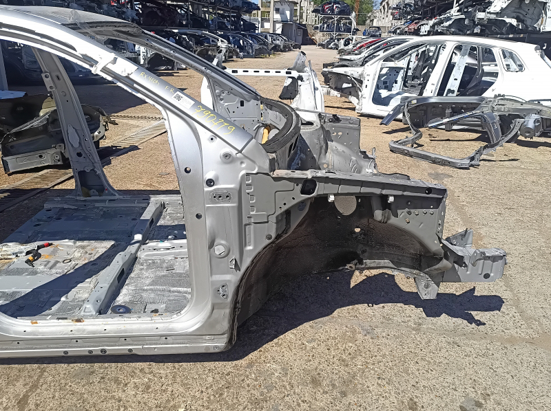 Кузов передней четверти Lexus RX 2004-2009, без дефектов, серебристый цвет.