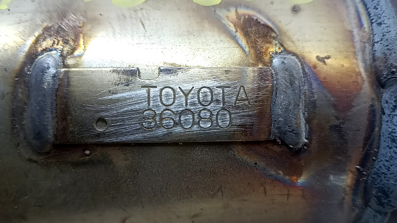 Техническая маркировка на катализаторе Toyota, оригинальная деталь.