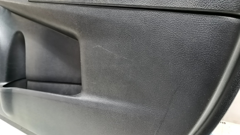 Обшивка двери карточка передняя правая Toyota Camry v55 15-17 черная, подлокотник черный кожа, вставка черная кожа, царапины
