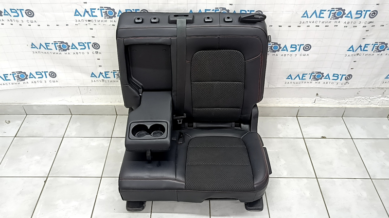Заднее сидение Ford Escape MK4 2020-2026, с подлокотником и двумя подстаканниками, в хорошем состоянии.