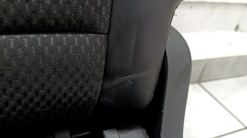 Заднее сидение левое Ford Escape MK4 23-26 без airbag, механическое, с ремнем безопасности, комбинированное кожа+ткань, черное с красной строчкой, ржавые салазки, примято