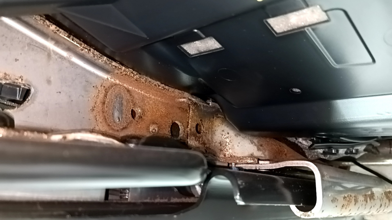 Заднее сидение левое Ford Escape MK4 23-26 без airbag, механическое, с ремнем безопасности, комбинированное кожа+ткань, черное с красной строчкой, ржавые салазки, примято