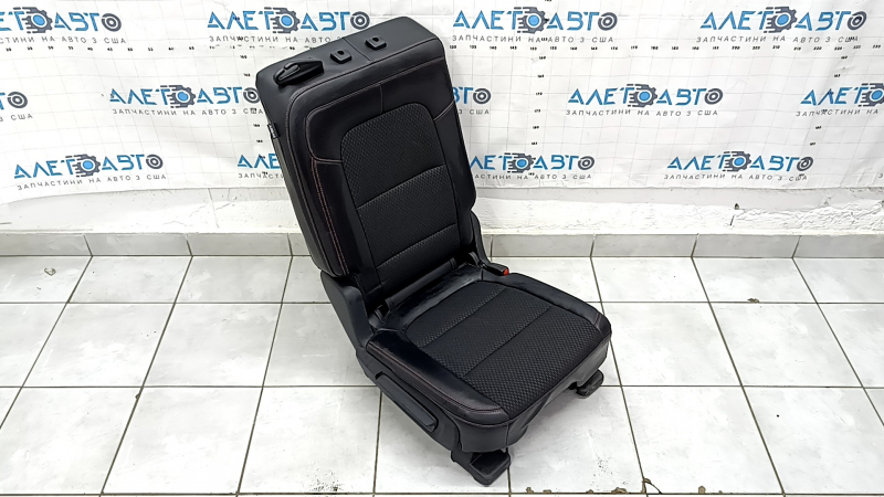 Заднее сидение Ford Escape 2020-2026, черное с красной строчкой, в состоянии Б/У.