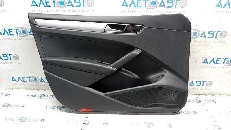 Обшивка двери карточка передняя левая VW Passat b8 16-19 USA черн с черн вставкой пластик, подлокотник кожа, молдинг серый глянец