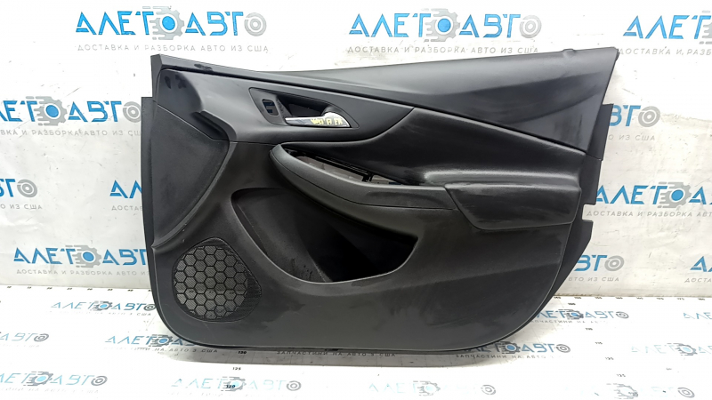 Передняя правая обшивка двери Chevrolet Volt 2016-2019 года с царапинами на поверхности.