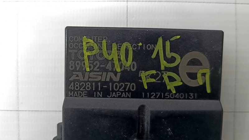 Датчик присутствия пассажира Toyota Prius V 12-17 сломано крепление